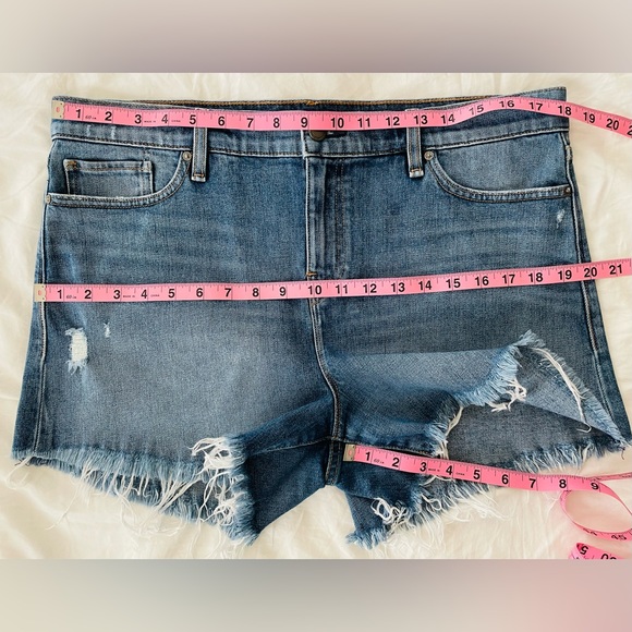 Hudson Jeans Gemma Cutoff Denim Shorts in Reverence Destructed - Size 32 - Picture 7 of 13